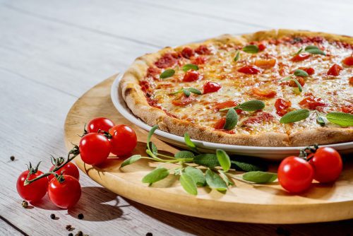 Skąd pochodzi pizza? Historia ulubionego włoskiego dania