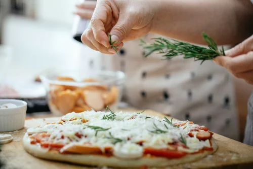 Przekąski z ciasta na pizzę: Szybkie i smaczne rozwiązanie na każdą okazję