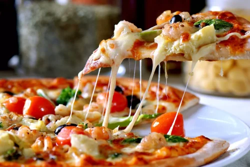 Przepis na pizzę na cienkim cieście: Delikatność i intensywność smaku